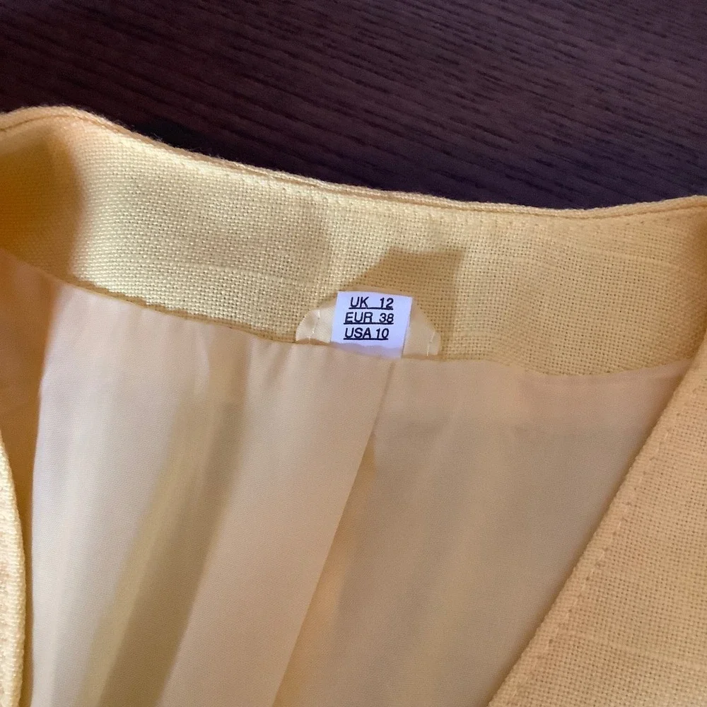 Yellow Short Sleeve Blazer Gold Crest Buttons V-Neck Pockets‎ Size 10